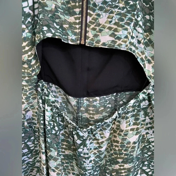 Guess Women's Sz 2 Green Snake Tank Cropped Jumpsuit Wide Leg Open Back Vacation - Picture 15 of 15